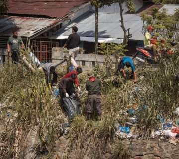 Dok. Istimewa / Para relawan sedang membersihkan timbulan sampah